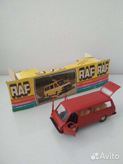 Модель автомобиля 1:43