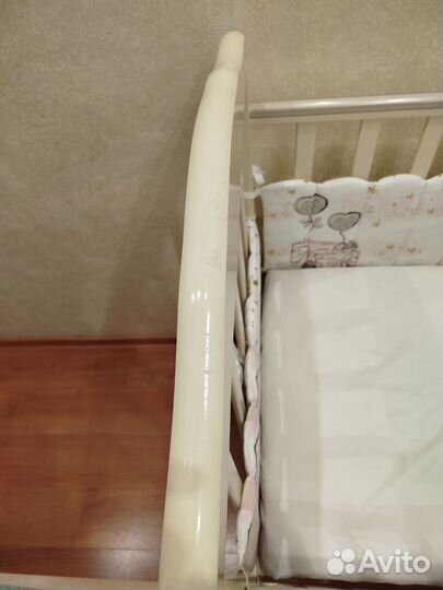 Детская кроватка с маятником