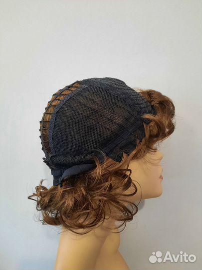 Коричневый парик с челкой и тонкими локонами