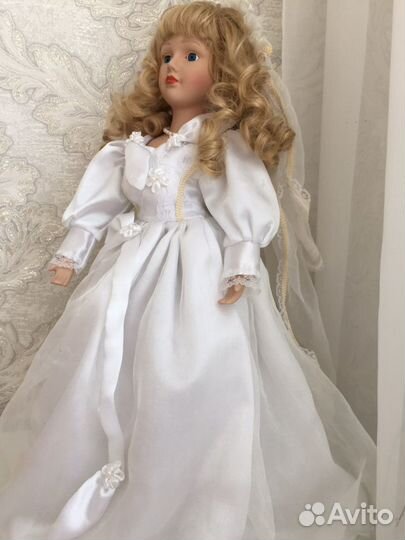 Кукла фарфоровая