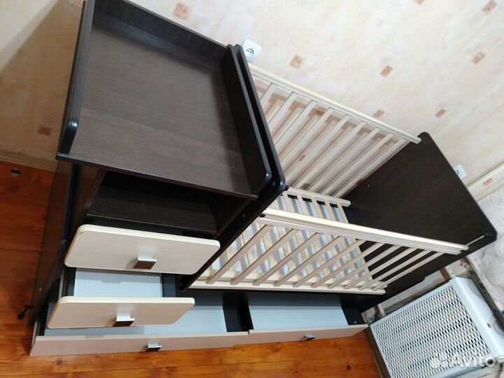 Детская кроватка с пеленальным столиком и маятнико