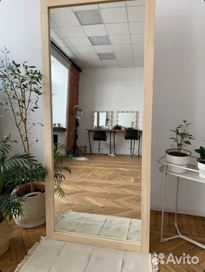 Зеркало в раме напольное