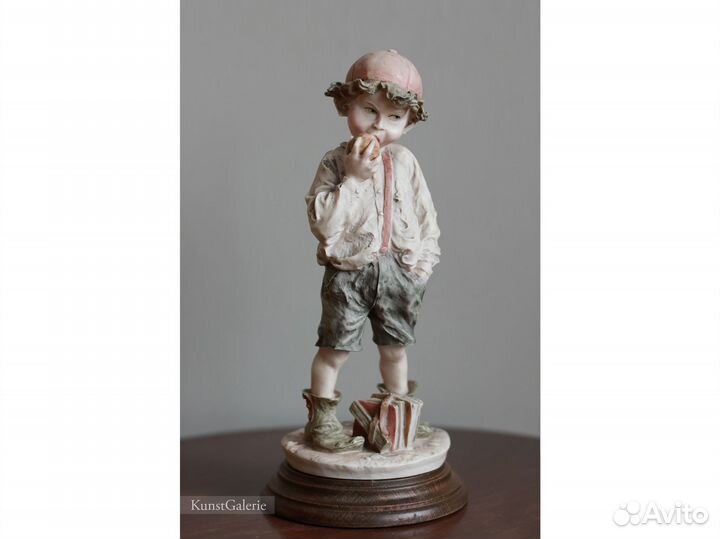 Giuseppe Armani Мальчик с яблочком Capodimonte