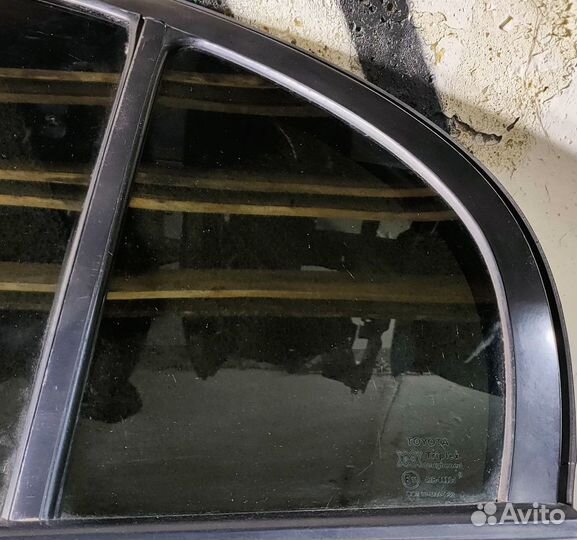 Стекло двери задней левой (форточка) Toyota Avensi