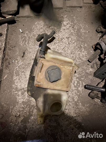 Бачок омывателя и расширительный volvo 440