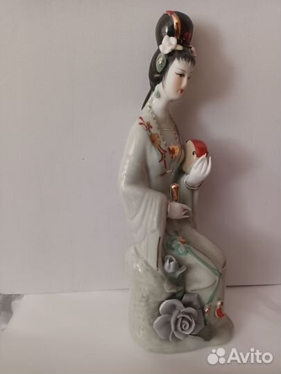 Фарфоровая статуэтка
