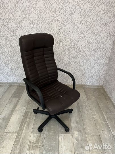 Стул офисный на колесах