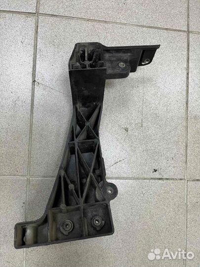 Кронштейн крыла передний правый