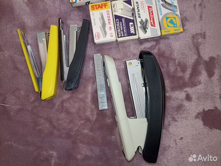 Отдам степлеры,скобы для степлера,кнопки,подставки