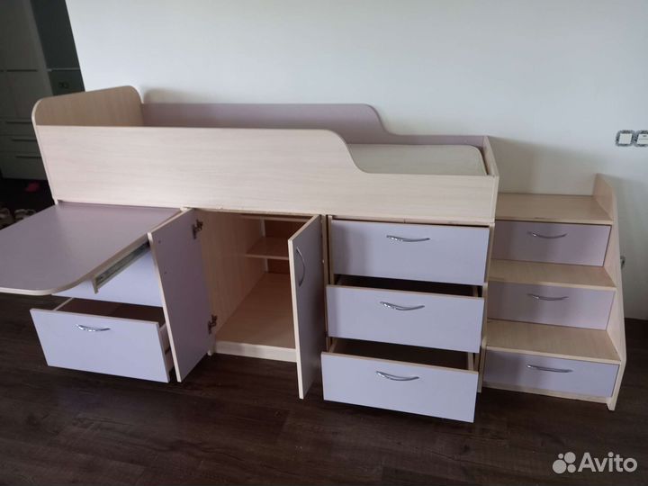 Кровать и выдвижной стол + матрас и наматрасник