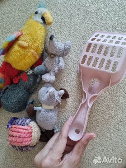 Совок для туалета, миска и игрушки для кошки