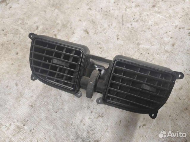 Дефлектор воздуховод в торпедо Mitsubishi Carisma