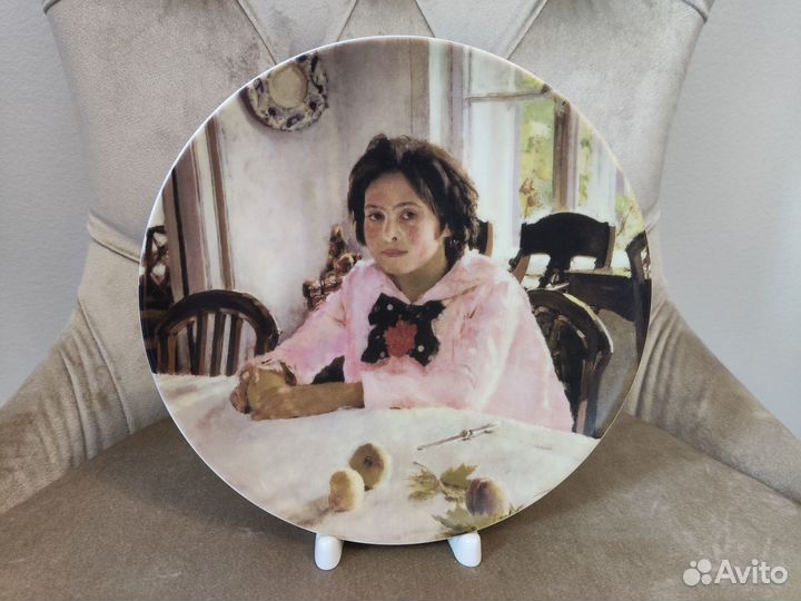 Декоративная тарелка ифз лфз Девочка с персиками