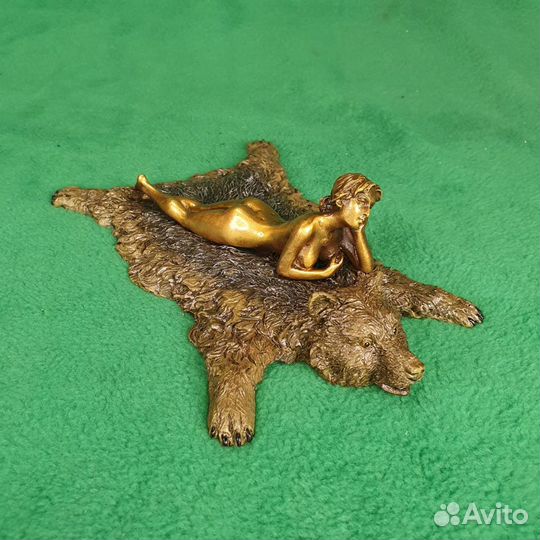 Статуэтка бронза Девушка на шкуре медведя Эротика