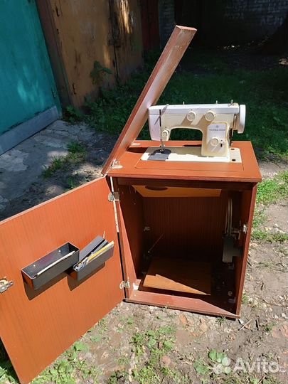 Швейная машина чайка 142м