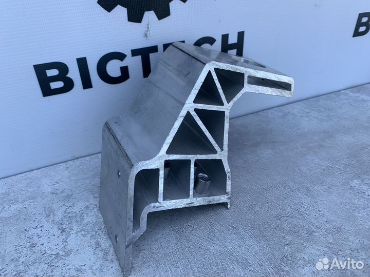 Кронштейн радиатора правый Mercedes A2055014220