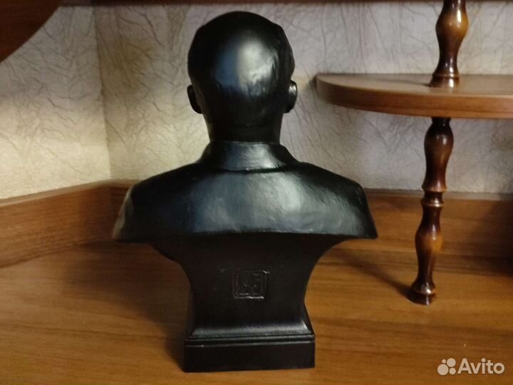 Бюст В. И. Ленина