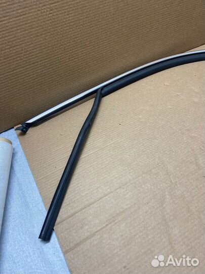 Уплотнитель стекла передний левый Skoda Kodiaq