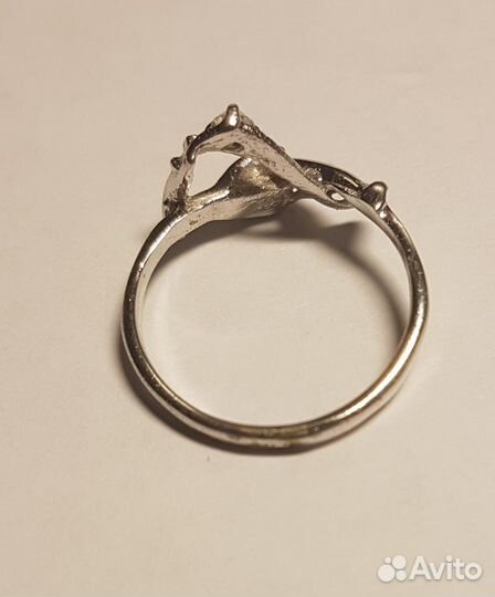 Серебряное кольцо 925 пробы с камнем сваровски