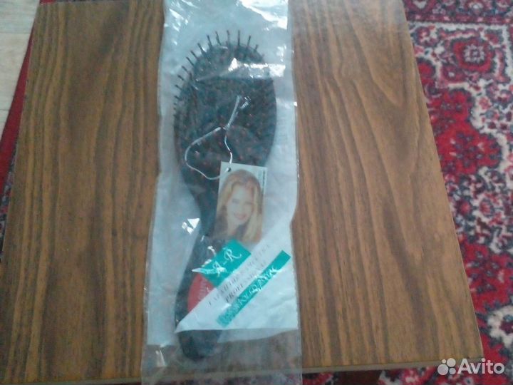 Женская расчёска для волос и ножницы