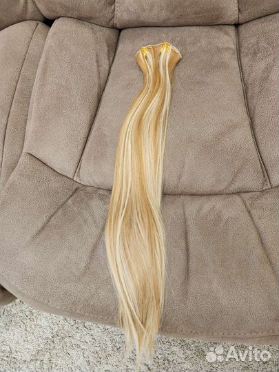 Пряди волос на заколках