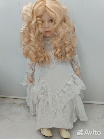 Фарфоровая кукла