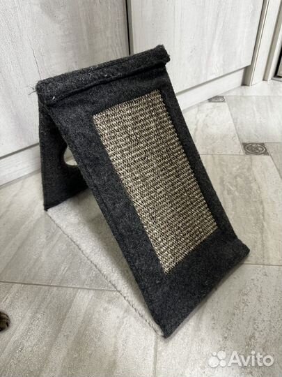 Кошачий домик с когтеточкой