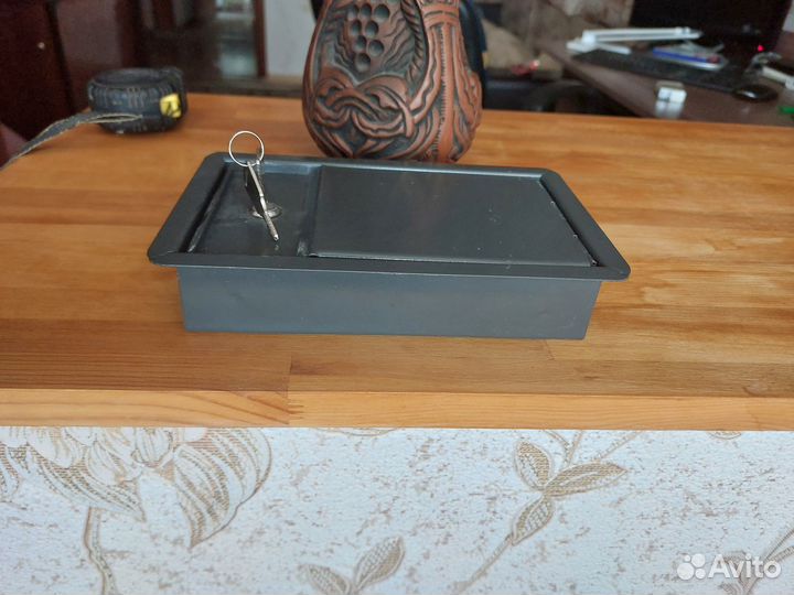 Ящик навесной железный