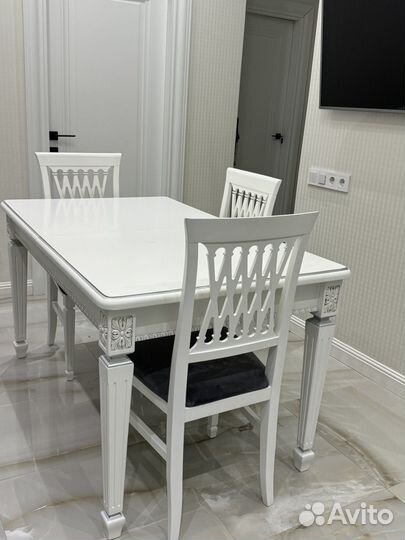 Кухонный стол и стулья
