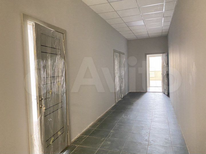 Офис с большим окном 23.6 м²