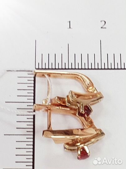 Золотые серьги с камнем