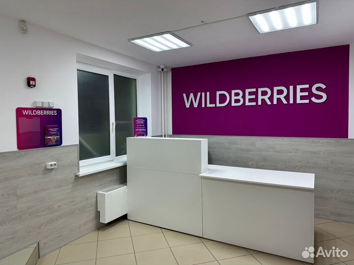 Сотрудник в пункт выдачи заказов