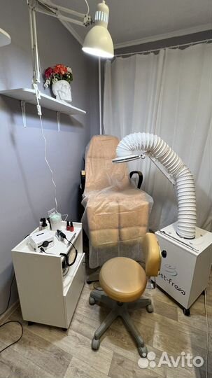 Педикюрная тумбочка на колесах