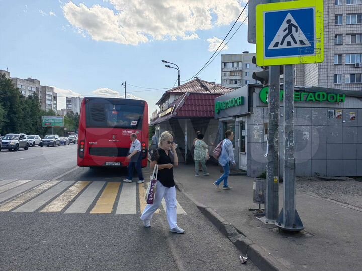 Большой пешеходный трафик. вместо билайн. остановк