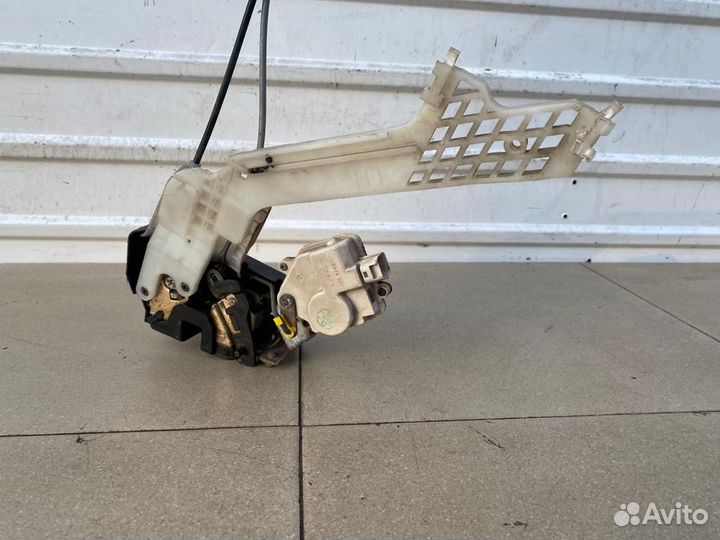 Замок двери задний левый Hyundai Elantra 3 XD