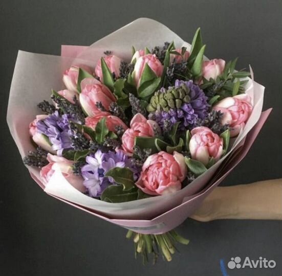 Букет из синих гиацинтов и розовых тюльпанов, цвет
