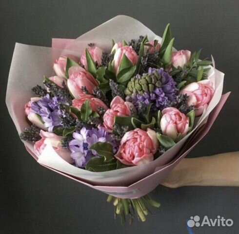 Букет из синих гиацинтов и розовых тюльпанов, цвет