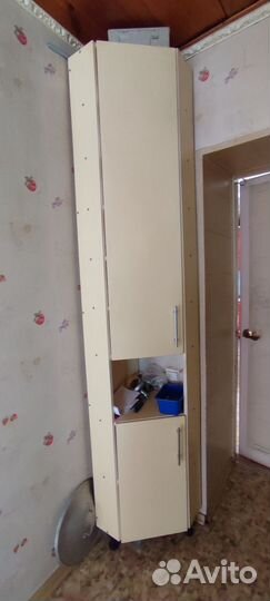 Угловой шкаф-пенал