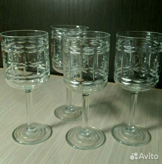 Хрустальные рюмки на высокой ножке