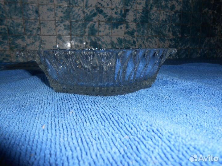 Оригинальной формы небольшой хрустальный салатник
