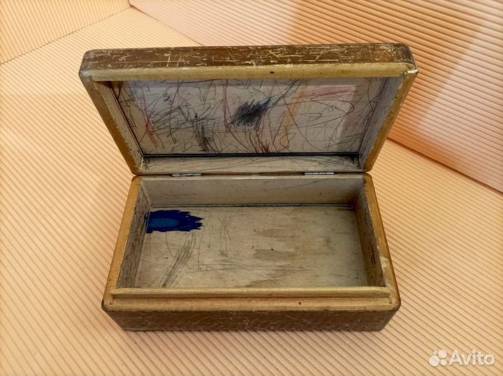 Деревянная шкатулка