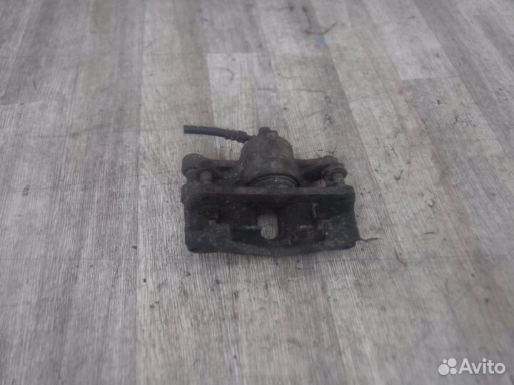 Суппорт передний левый Suzuki Swift 2 2002