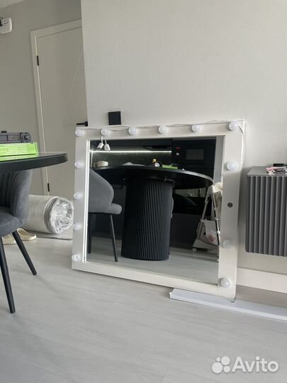 Гримерное зеркало с лампочками