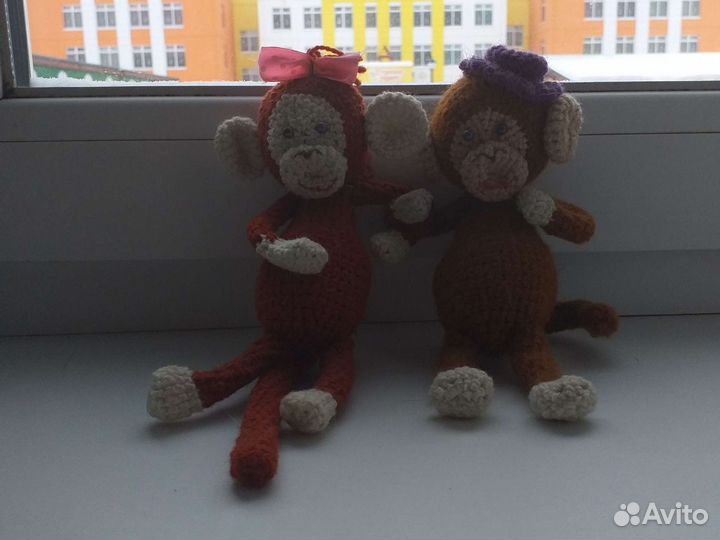 Вязанные игрушки пара обезьян