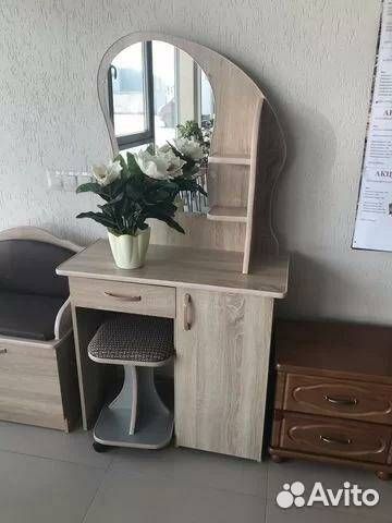 Туалетный столик с зеркалом