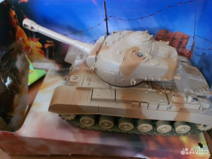 Танк с пультом управления