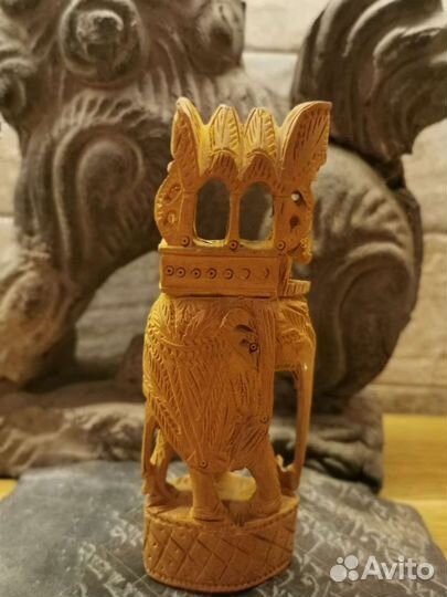 Фигурка слона из сандала. Шахматная фигура