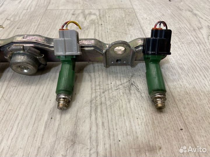 Топливная рампа в сборе Toyota Avensis T25 1zzfe