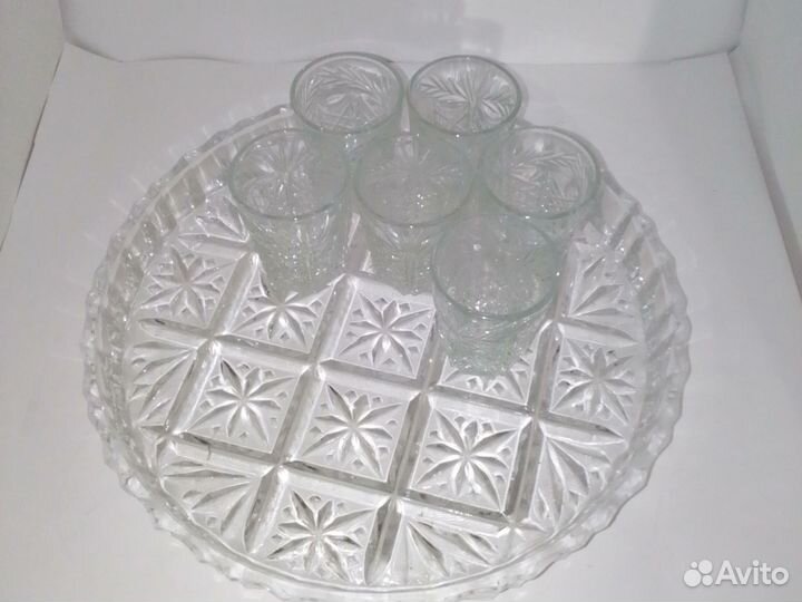 Блюдце со стаканами