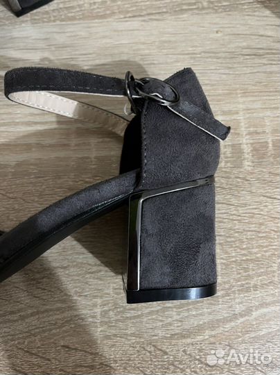 Босоножки новые 36